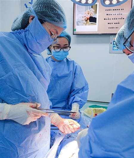 Cứu sống thai phụ 35 tuần mắc rau cài răng lược thể Percreta, tiền sản giật nặng