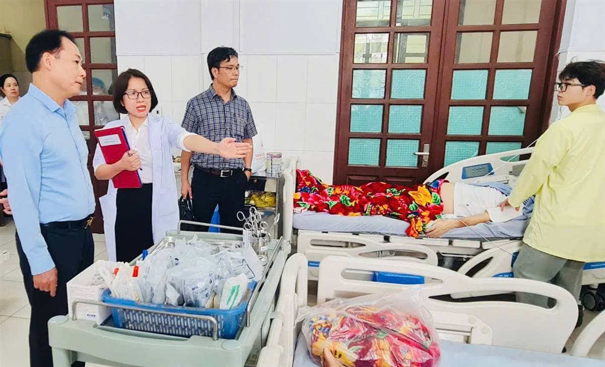 Giám đốc Sở Y tế Lê Minh Quang kiểm tra tại Trung tâm Y tế Kim Thành và Trung tâm Y tế Tứ Kỳ.