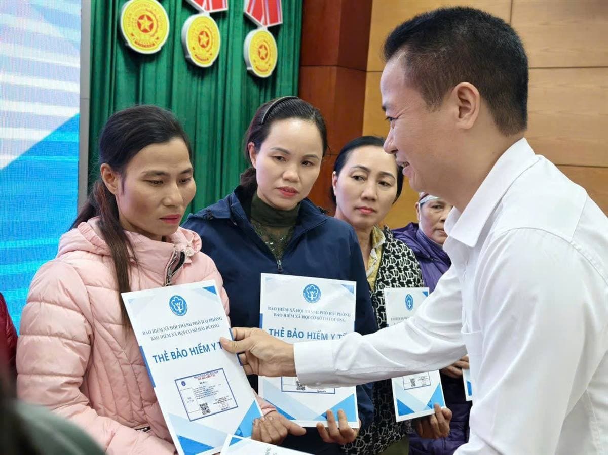 Hải Phòng huy động hơn 1,61 tỷ đồng trao thẻ BHYT, sổ BHXH cho người dân khó khăn