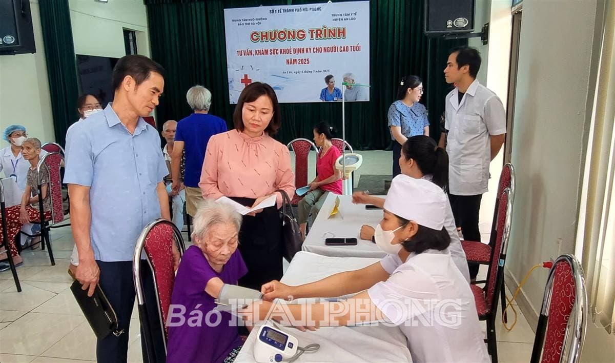 Khám sức khỏe định kỳ cho người cao tuổi: Chăm sóc toàn diện, giảm chi phí y tế