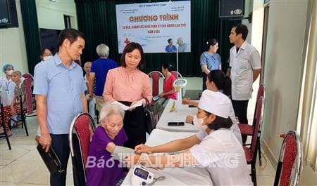 Khám sức khỏe định kỳ cho người cao tuổi: Chăm sóc toàn diện, giảm chi phí y tế