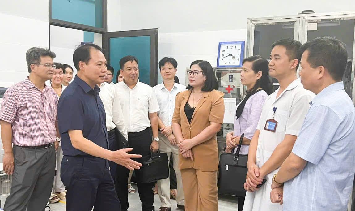 Lãnh đạo Sở Y tế làm việc với Trung tâm Y tế Bình Giang và Cẩm Giàng.