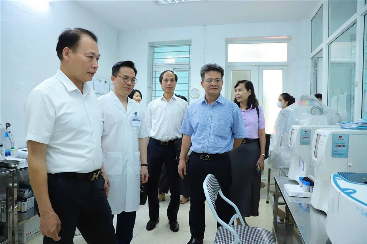 Giám đốc Sở Y tế làm việc với một số đơn vị y tế phía Tây thành phố