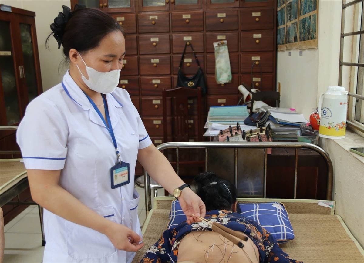 Trạm y tế Lai Khê số 2 phát phuy hiệu quả điều trị bằng y học cổ truyền.