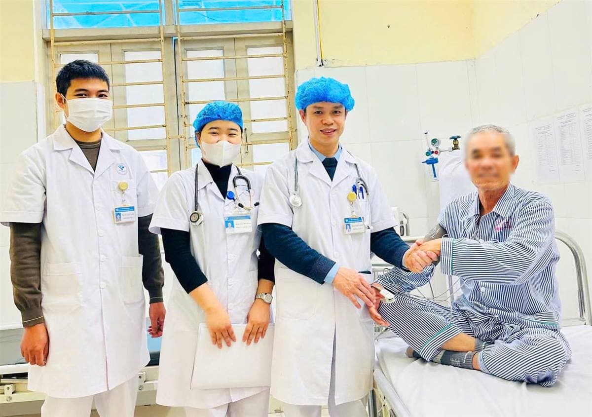 Trung tâm Y tế Thủy Nguyên cứu bệnh nhân nhồi máu não trong ‘giờ vàng’