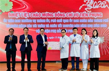 Phó Chủ tịch UBND thành phố Vũ Tiến Phụng chúc Tết đơn vị y tế.