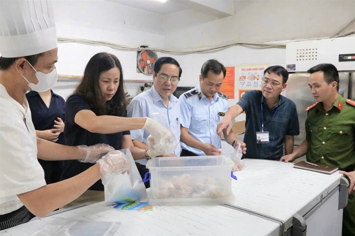 Hải Phòng siết chặt an toàn thực phẩm từ bếp ăn tập thể đến thức ăn đường phố