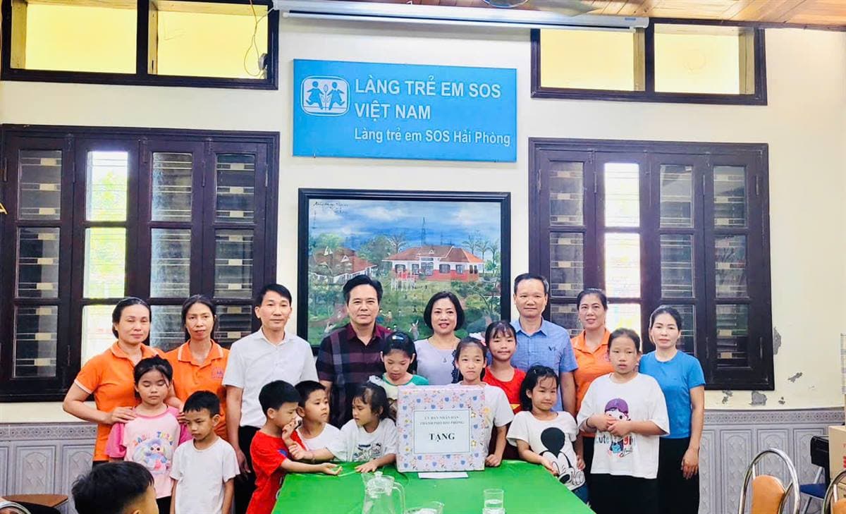 Trao yêu thương tới trẻ em có hoàn cảnh đặc biệt nhân Ngày Quốc tế thiếu nhi