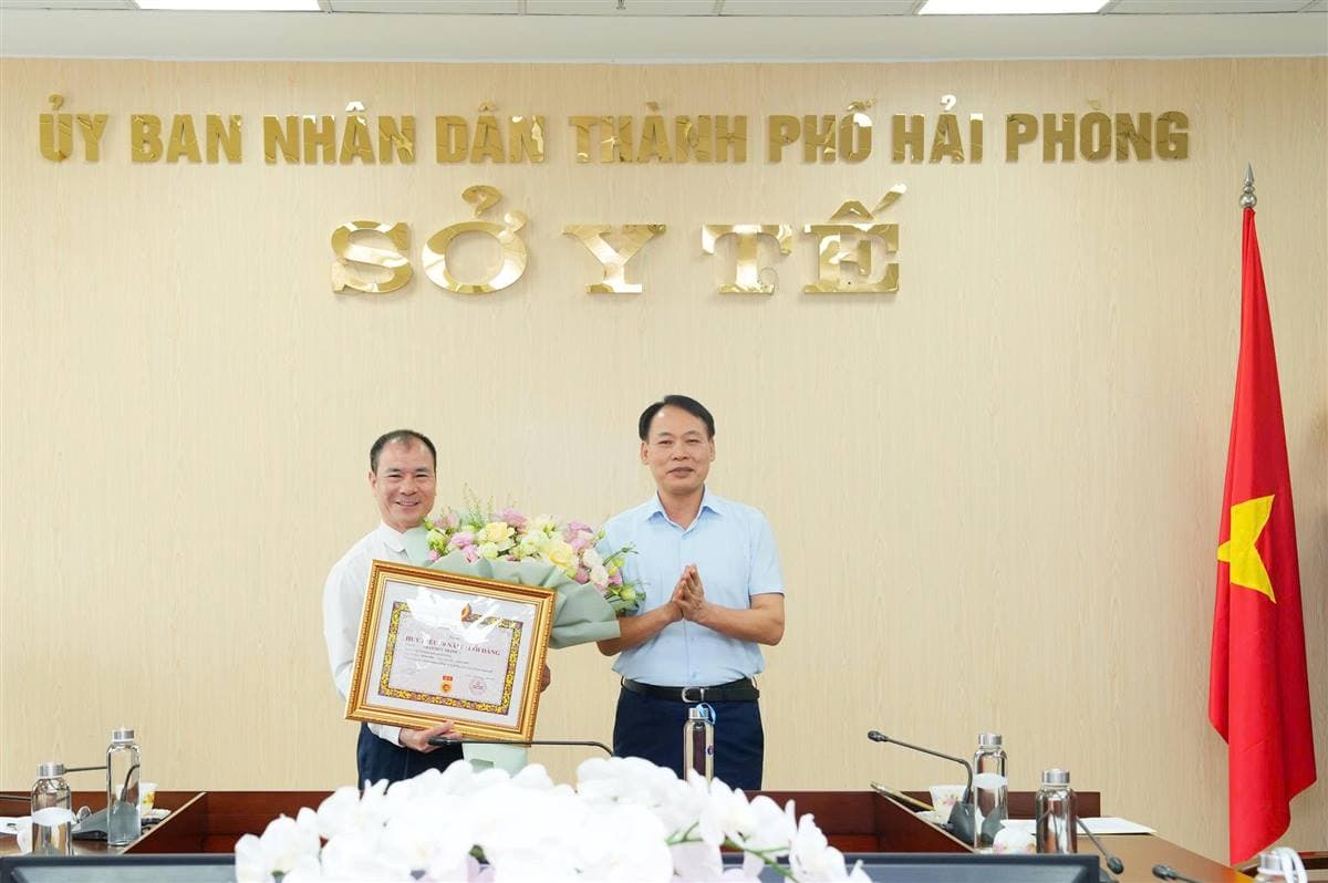 Đảng uỷ Sở Y tế Hải Phòng tổ chức Lễ trao tặng Huy hiệu 30 năm tuổi Đảng