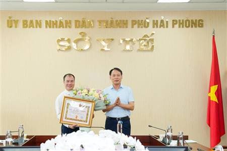 Đảng uỷ Sở Y tế Hải Phòng tổ chức Lễ trao tặng Huy hiệu 30 năm tuổi Đảng