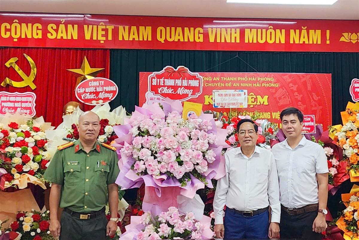 Lãnh đạo Sở Y tế chúc mừng các cơ quan báo chí