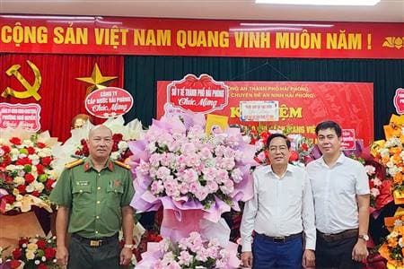 Lãnh đạo Sở Y tế chúc mừng các cơ quan báo chí