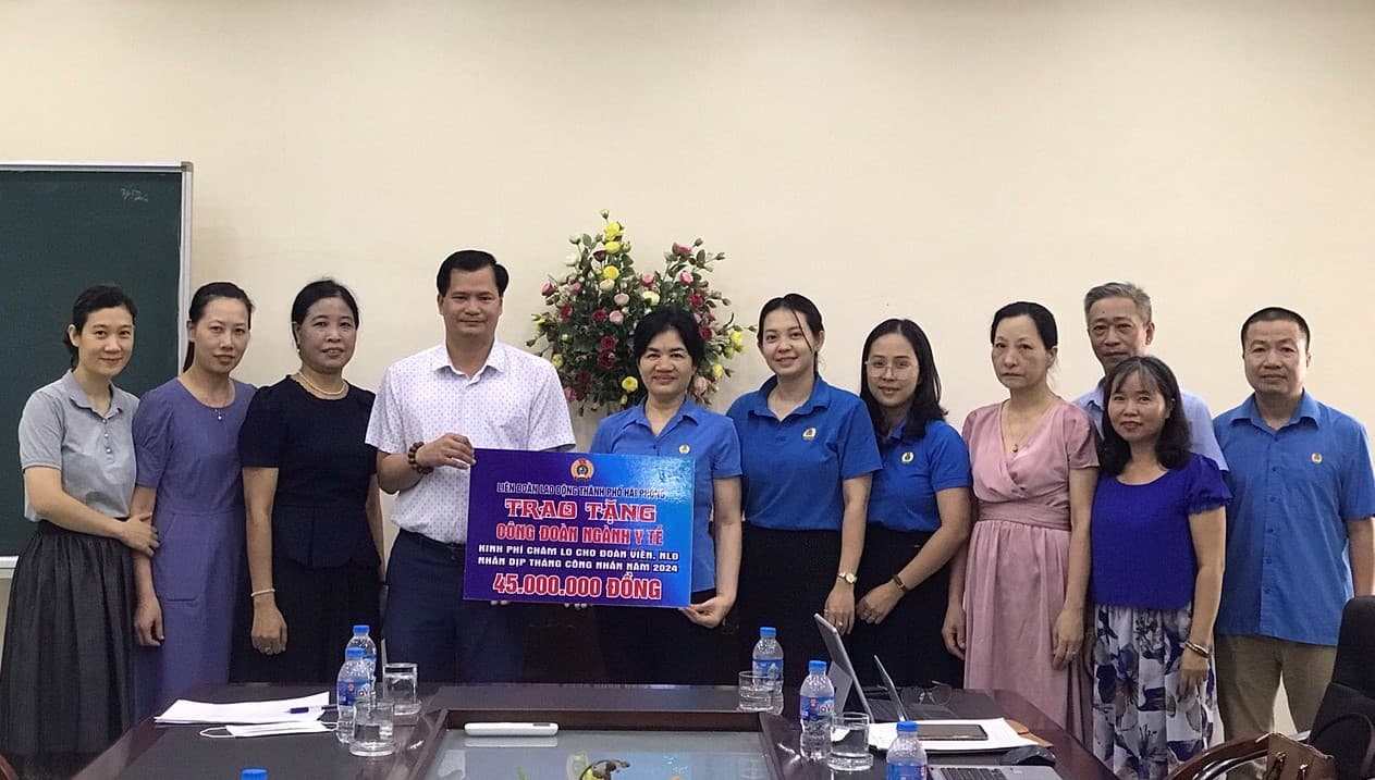 Công đoàn ngành Y tế trao quà cho đoàn viên công đoàn có hoàn cảnh khó khăn