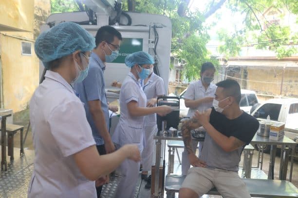Trung tâm Kiểm soát bệnh tật thành phố Hải Phòng triển khai tiêm vắc xin phòng Covid-19 lưu động bằng xe chuyên dụng