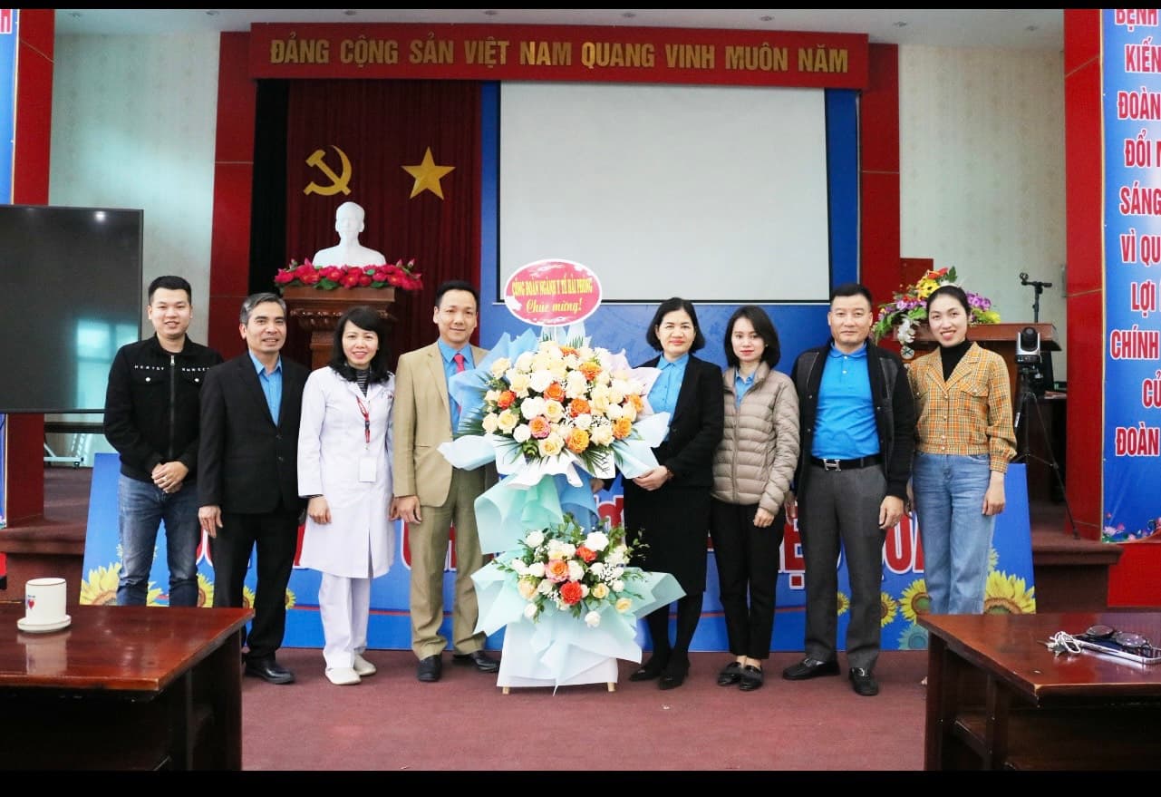 Công đoàn ngành y tế thăm, tặng quà và động viên chúc mừng một số đơn vị y tế nhân dịp kỷ niệm 68 năm ngày Thầy thuốc Việt Nam