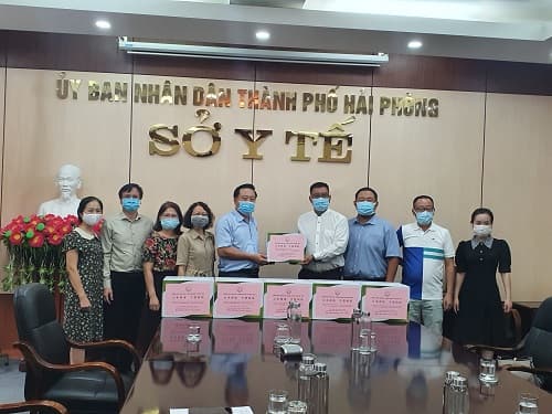 Hiệp hội doanh nghiệp Trung Quốc tại Việt Nam trao tặng 30.000 găng tay y tế cho Sở Y tế Hải Phòng