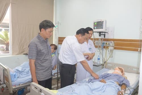 Lãnh đạo Sở Y tế thăm hỏi động viên chiến sĩ CSGT bị tai nạn khi làm nhiệm vụ