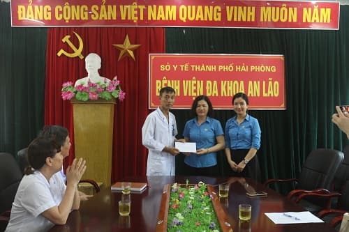 Hưởng ứng Tháng Công nhân 2018: Trao 10 phần quà cho công nhân viên chức lao động khó khăn