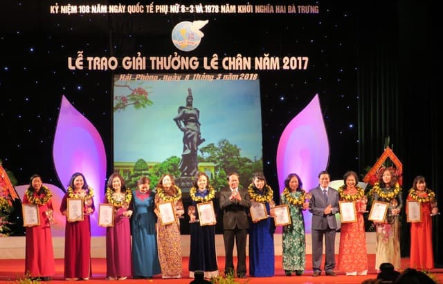 Giám đốc Sở Y tế Hải Phòng vinh dự nhận Giải thưởng Nữ tướng Lê Chân