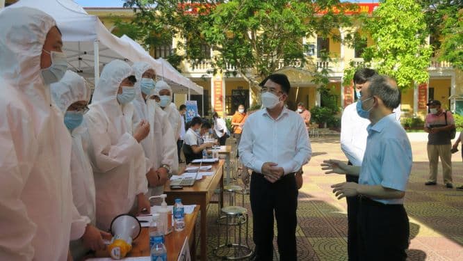 Lãnh đạo UBND thành phố kiểm tra công tác tiêm chủng vắc xin COVID-19 cho người nước ngoài